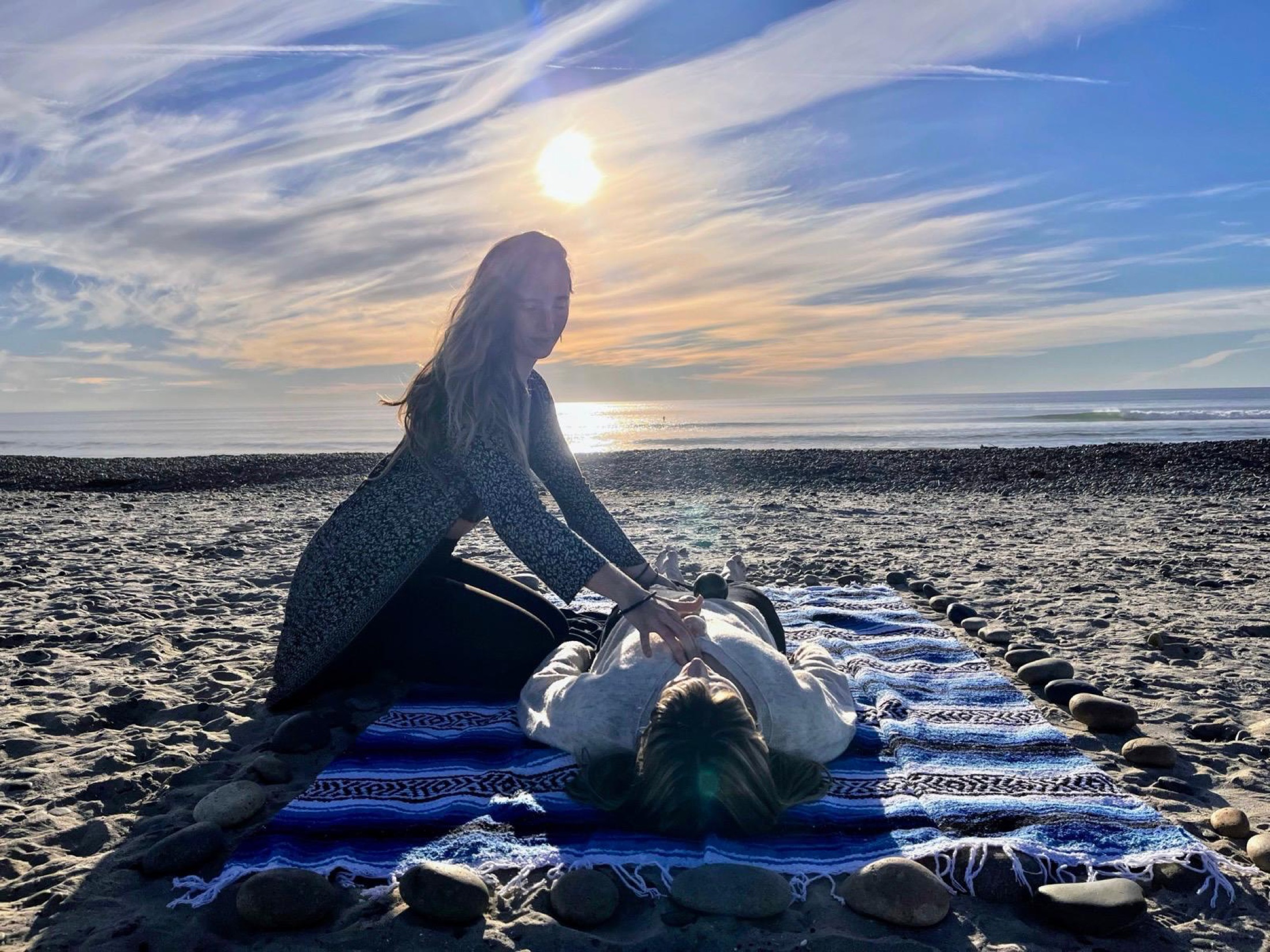Elena en una sesión al atardecer frente al mar